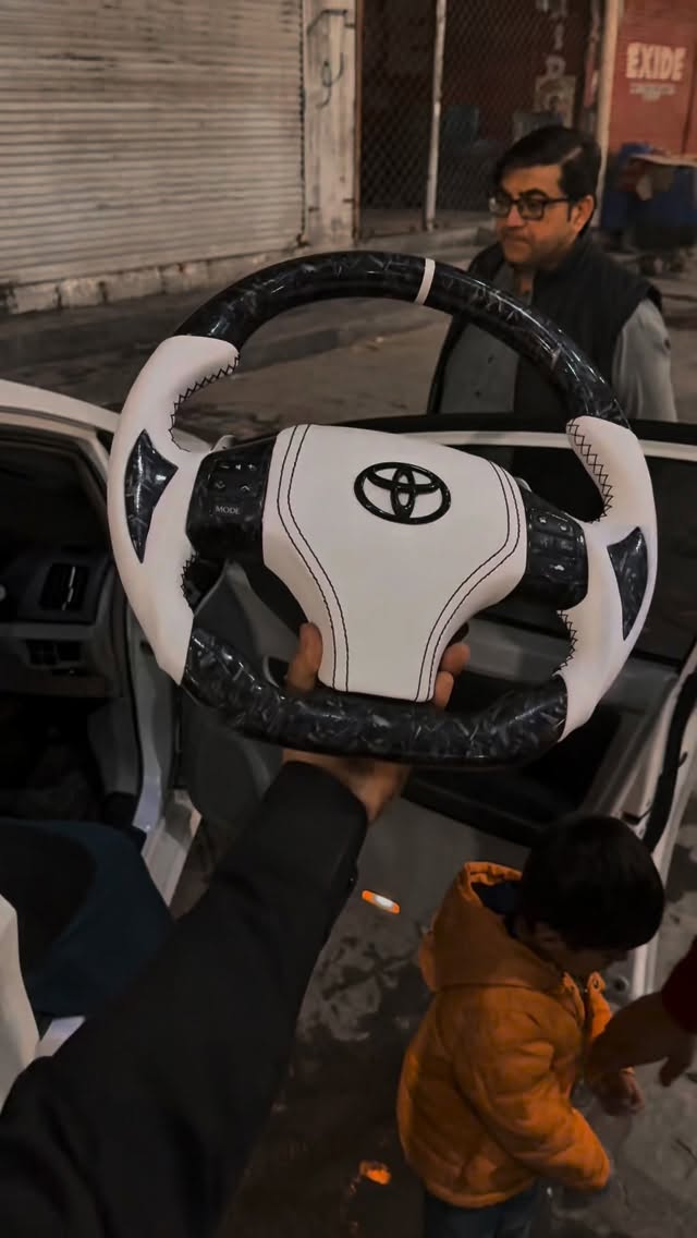 عجلة قيادة معدلة لسيارة تويوتا كورولا
