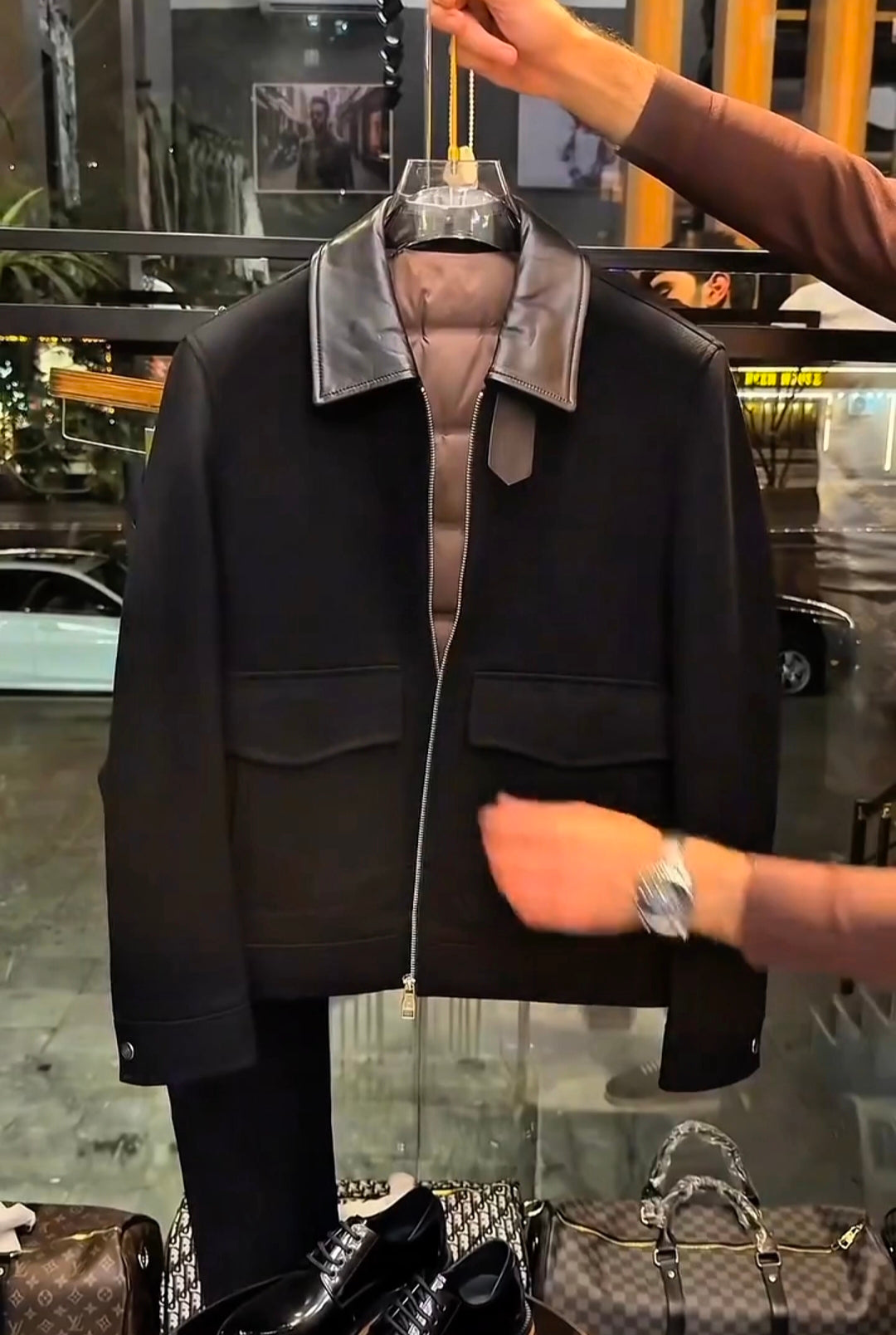 Perfect Combo: Shirt, Pant & Sneakers"التركيبة المثالية: قميص، بنطال وأحذية رياضية!" –  Black Combo .