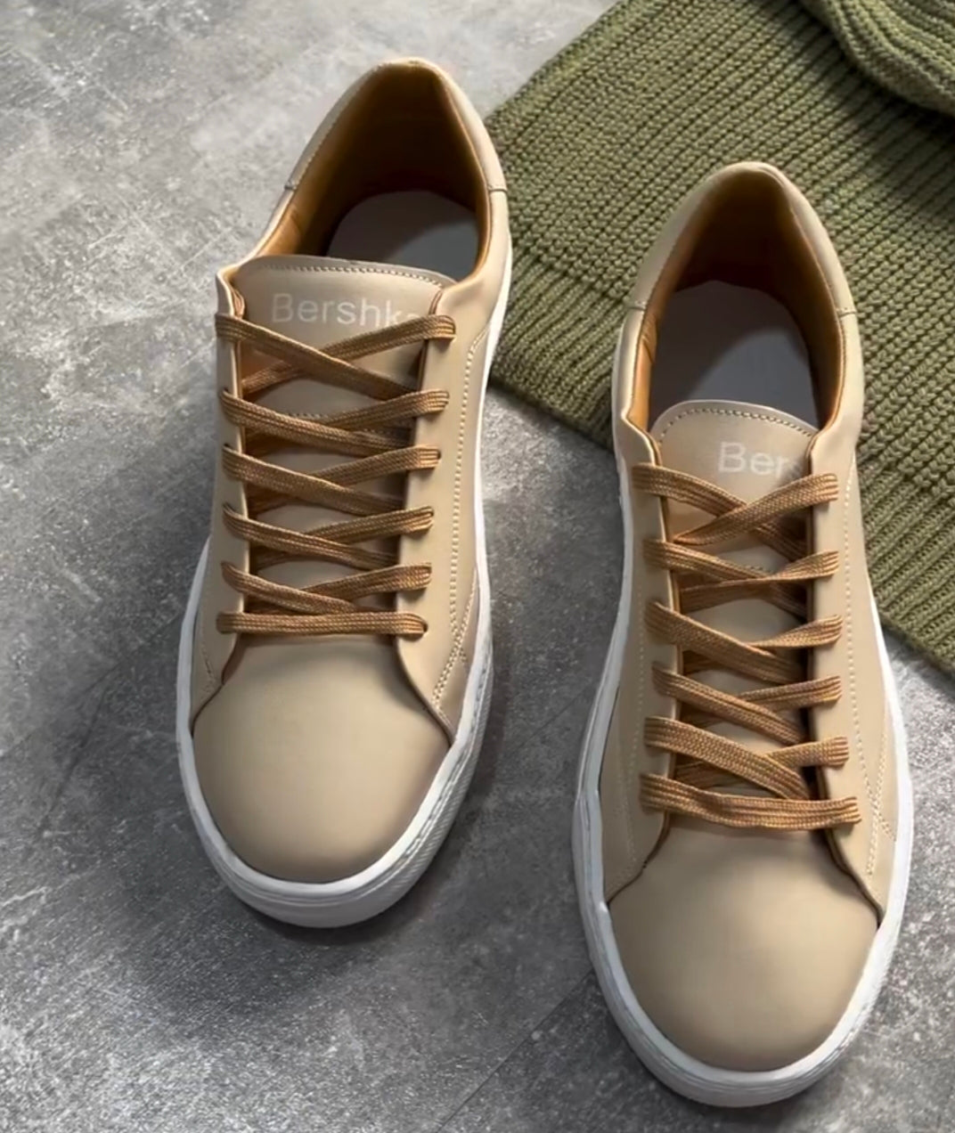 Modern Essential Outfit: Shirt, Pants, Sneakers & Glasses الإطلالة العصرية الأساسية: قميص، بنطال، أحذية رياضية ونظارة إصدار الأخضر والأبيض – (Green & White Edition)