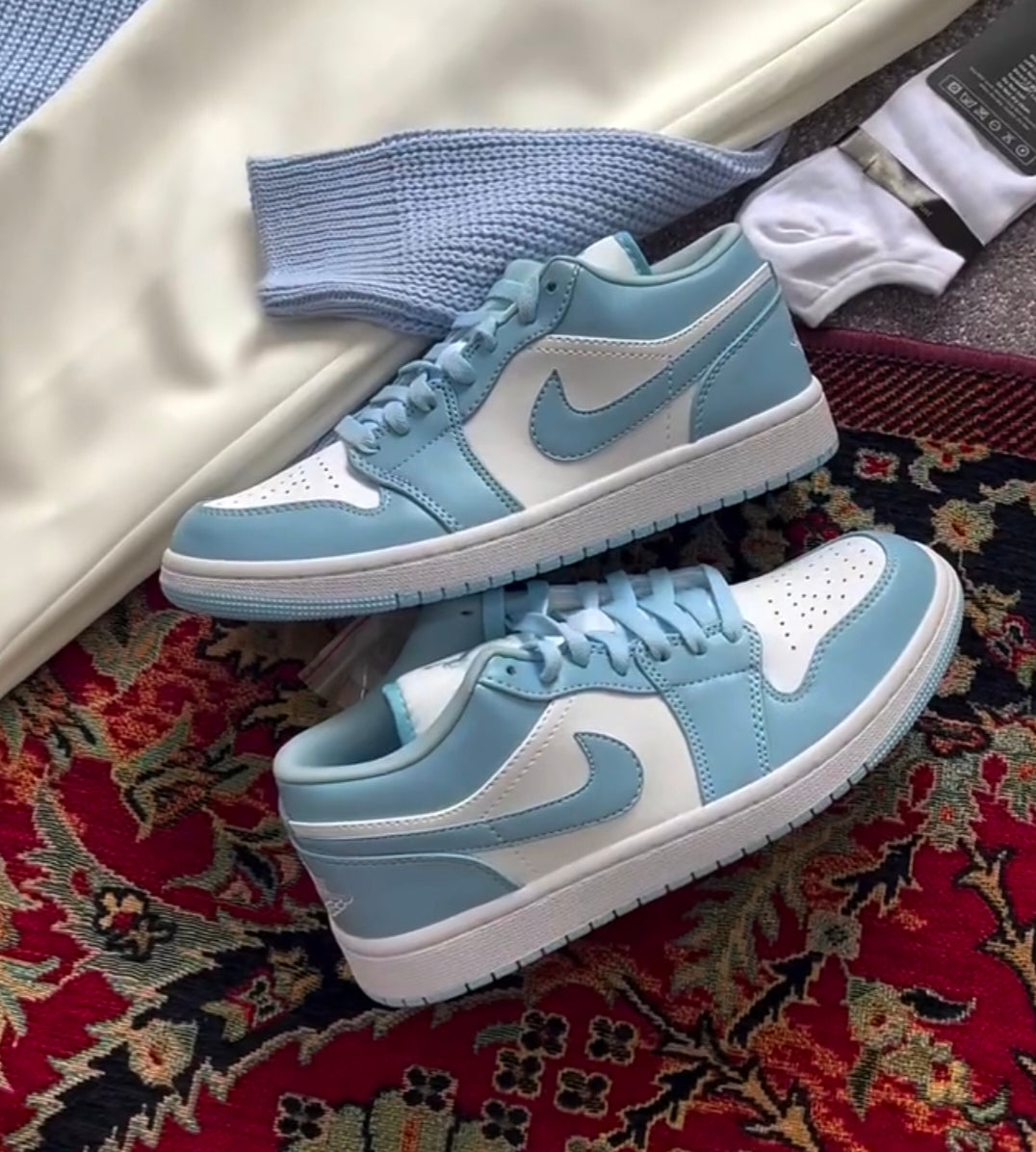 Modern Essential Outfit: Shirt, Pants, Sneakers & Glasses الإطلالة العصرية الأساسية: قميص، بنطال، أحذية رياضية ونظارة إصدار السكيني والأخضر – (Blue & White Edition) ✨  مزيج أنيق يجمع بين الأزرق والأبيض ليمنح