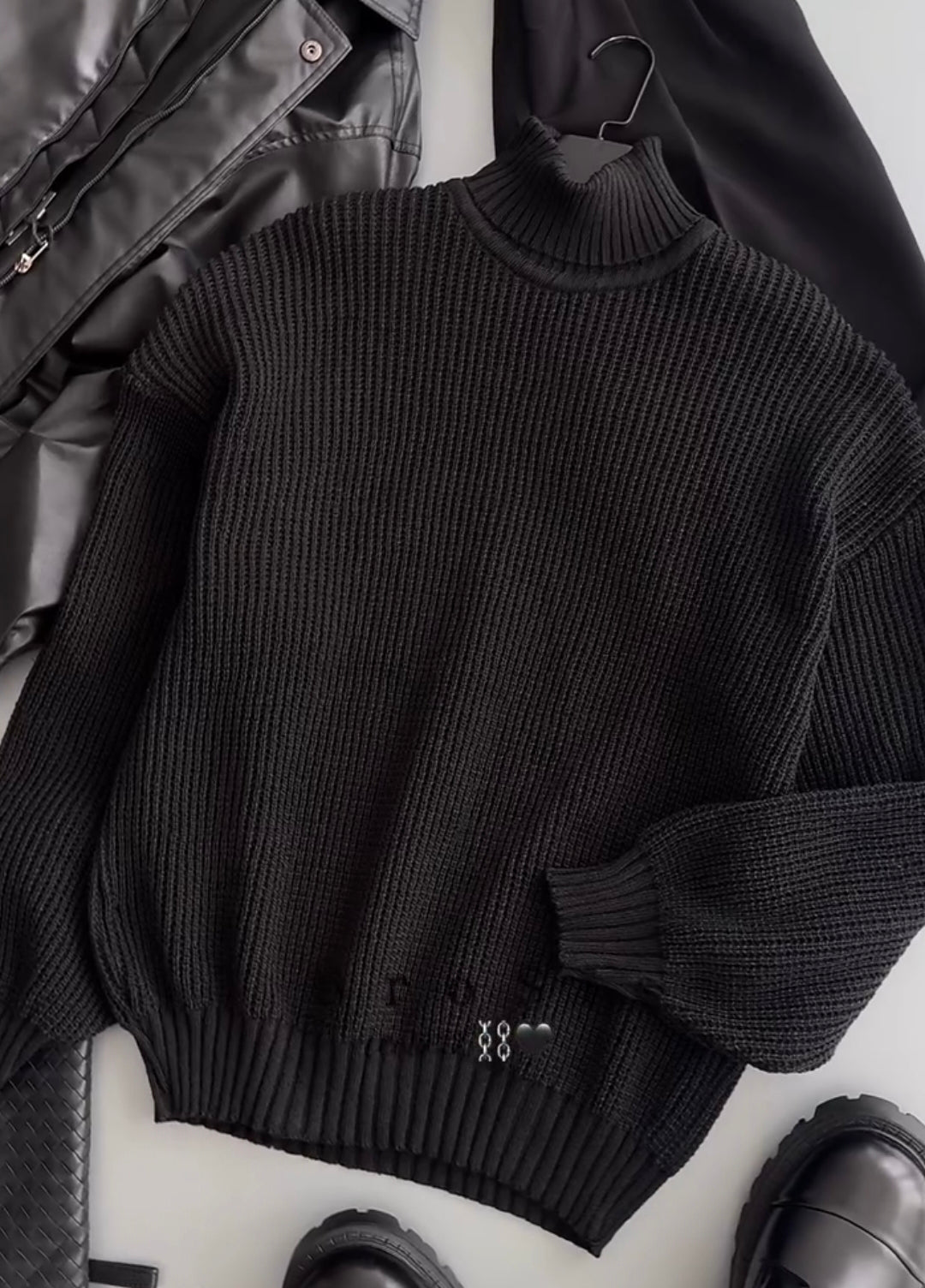 Modern Essential Outfit: Shirt, Pants, Sneakers & Glasses الإطلالة العصرية الأساسية: قميص، بنطال، أحذية رياضية ونظارة الإصدار الأسود الكامل – (All Black Combo)