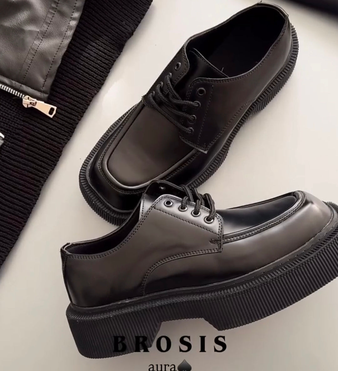 Modern Essential Outfit: Shirt, Pants, Sneakers & Glasses الإطلالة العصرية الأساسية: قميص، بنطال، أحذية رياضية ونظارة الإصدار الأسود الكامل – (All Black Combo)