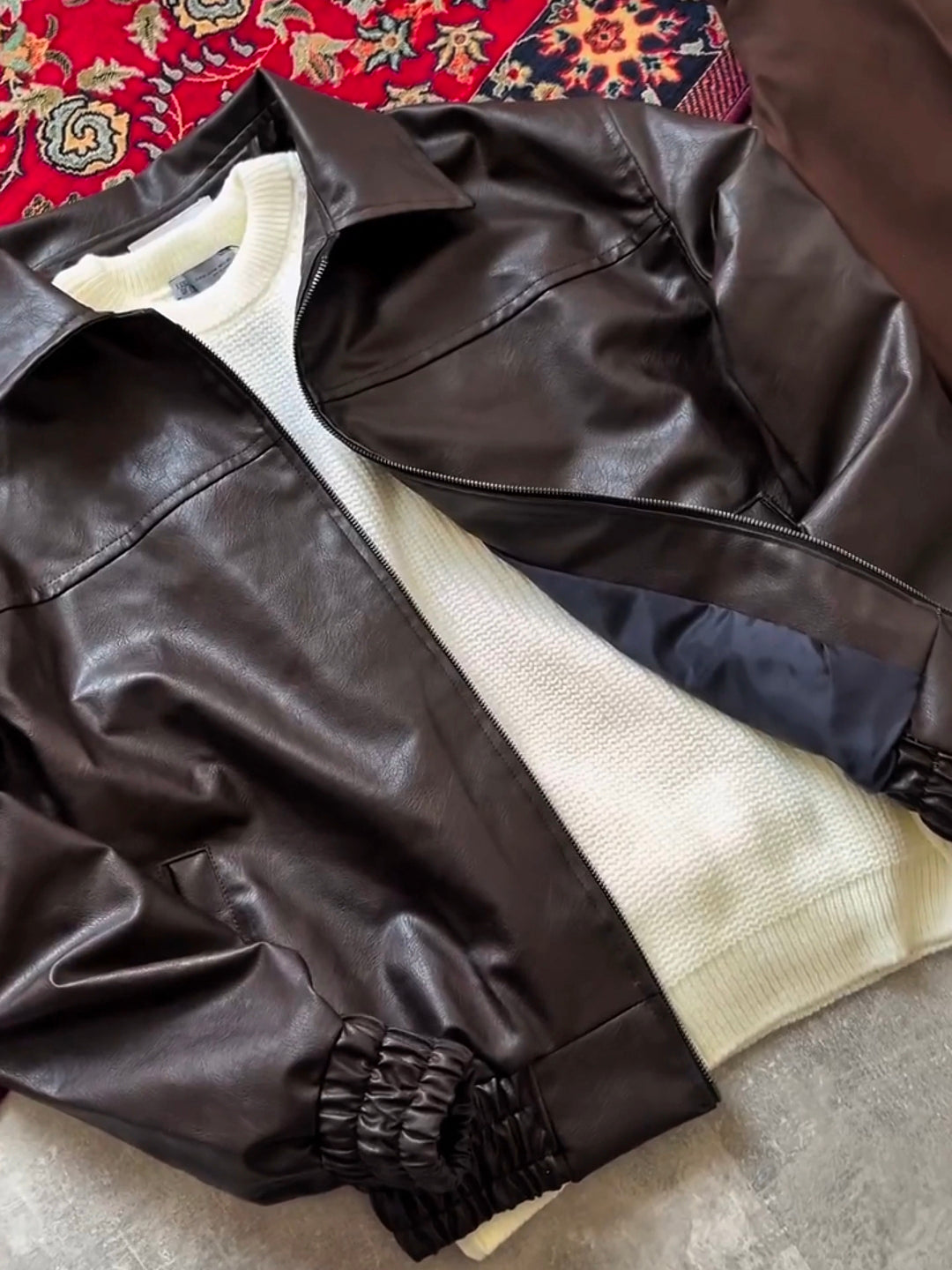 Modern Essential Outfit: Shirt, Pants, Sneakers & Glasses الإطلالة العصرية الأساسية: قميص، بنطال، أحذية رياضية ونظارة الإصدار الأسود الكامل – (Black & Brown Combo)