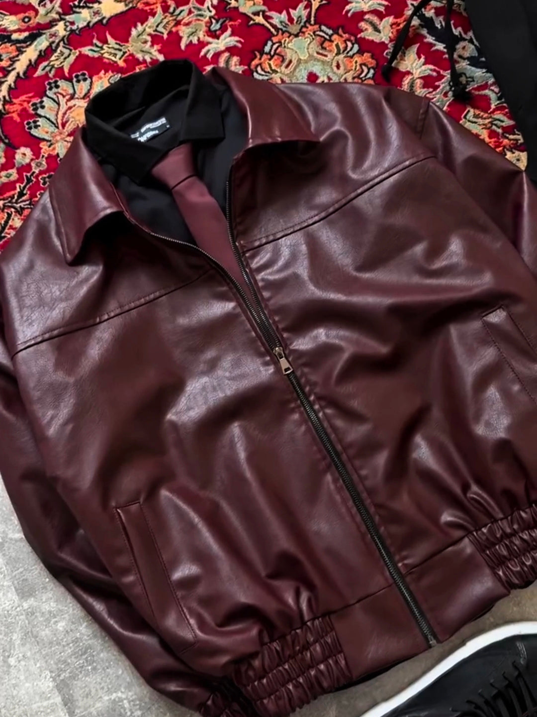 Modern Essential Outfit: Shirt, Pants, Sneakers & Glasses الإطلالة العصرية الأساسية: قميص، بنطال، أحذية رياضية ونظارة الإصدار الأسود الكامل – (Red & Black Combo)