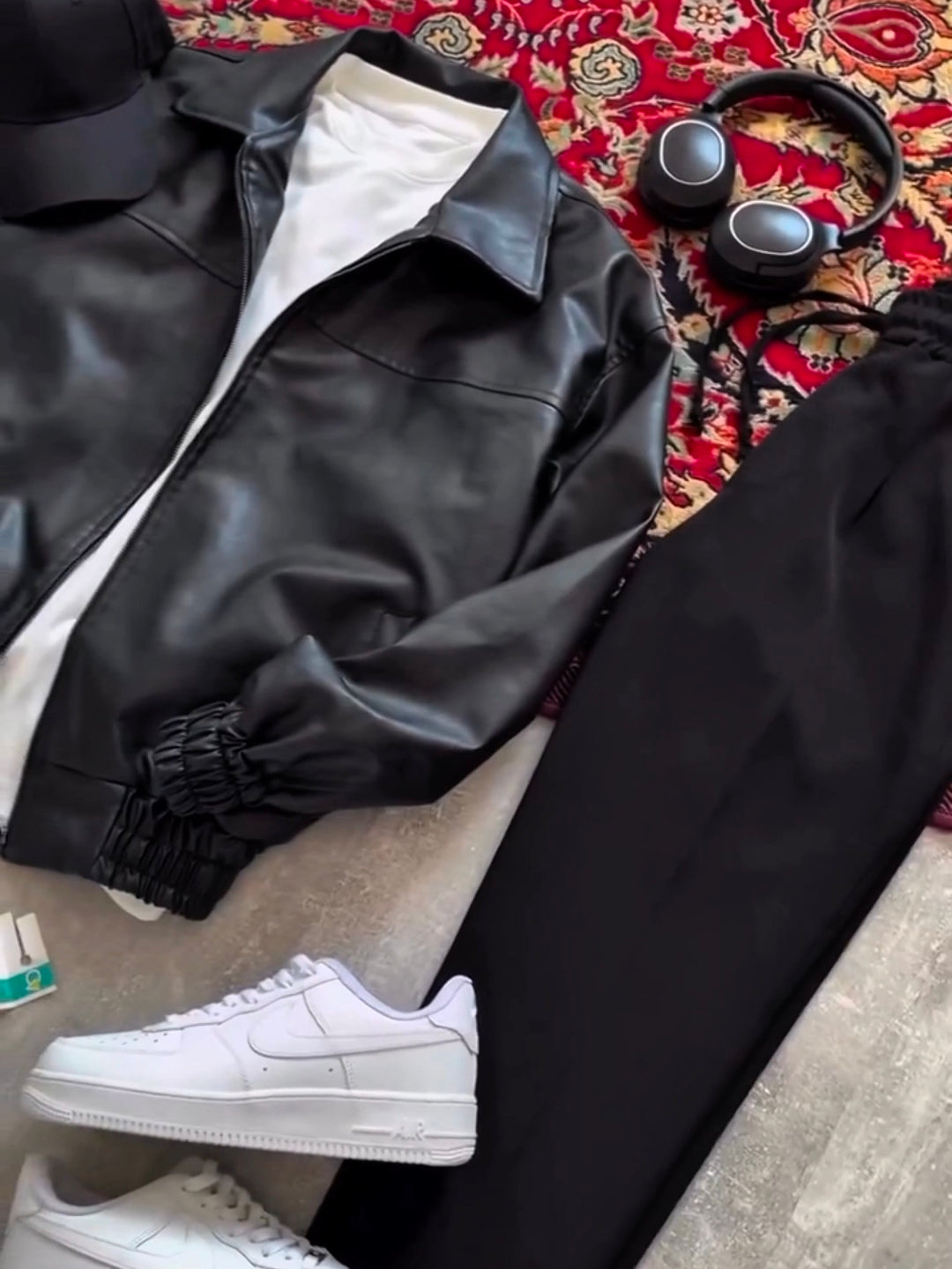 Modern Essential Outfit: Shirt, Pants, Sneakers & Glasses الإطلالة العصرية الأساسية: قميص، بنطال، أحذية رياضية ونظارة الإصدار الأسود الكامل – (All Black Combo)