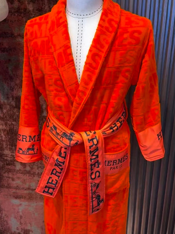 Dolce & Gabbana روب حمام قطني فاخر – مزيج جريء من البرتقالي والأسود