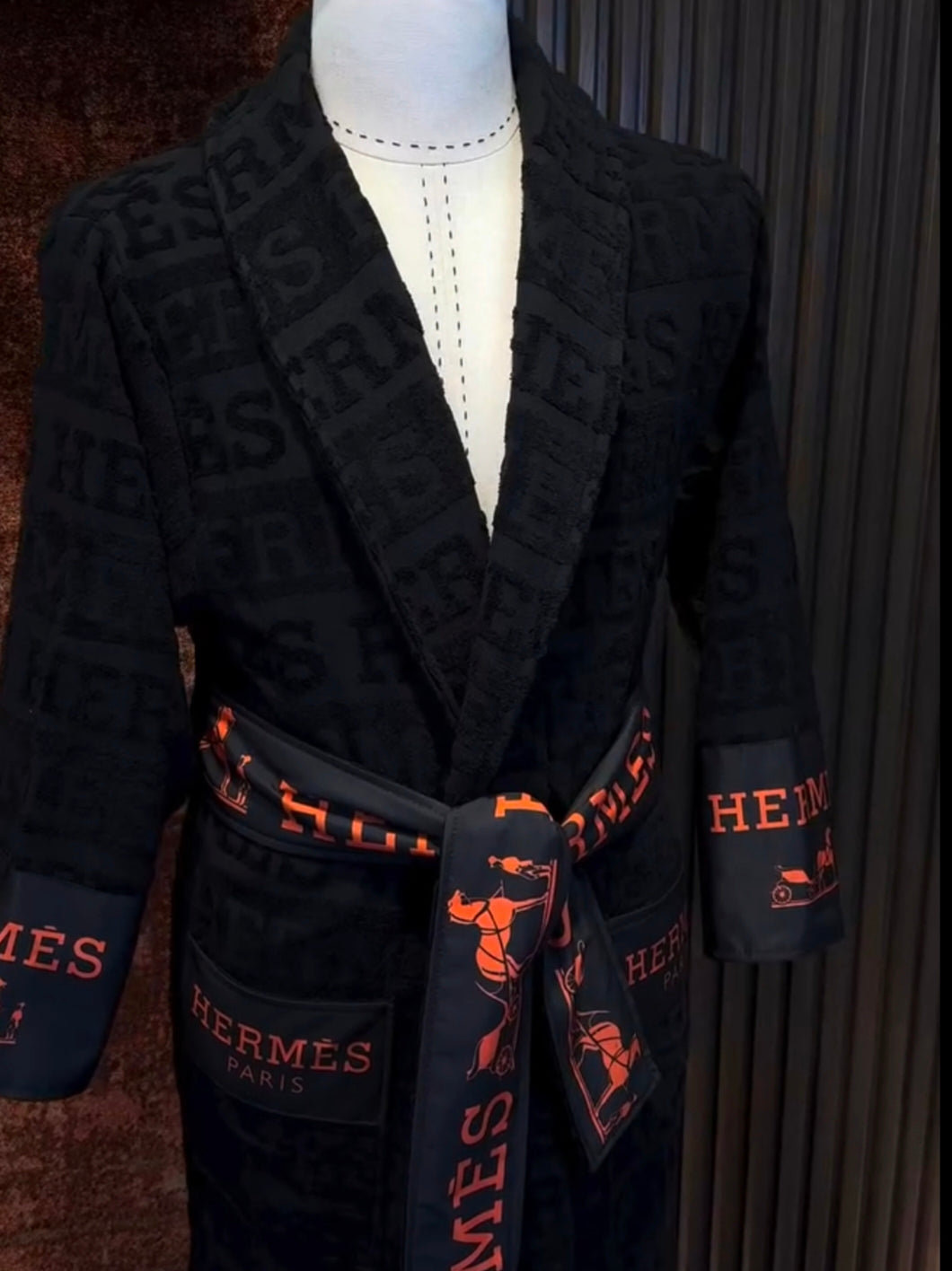 Dolce & Gabbana روب حمام قطني فاخر – مزيج جريء من البرتقالي والأسود