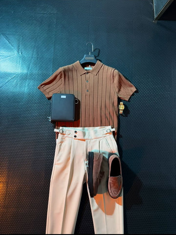 Elegant Men’s Outfit Set with Watch | طقم رجالي أنيق مع ساعة – بولو بني + بنطال كريمي + حذاء سويد + ساعة ذهبية